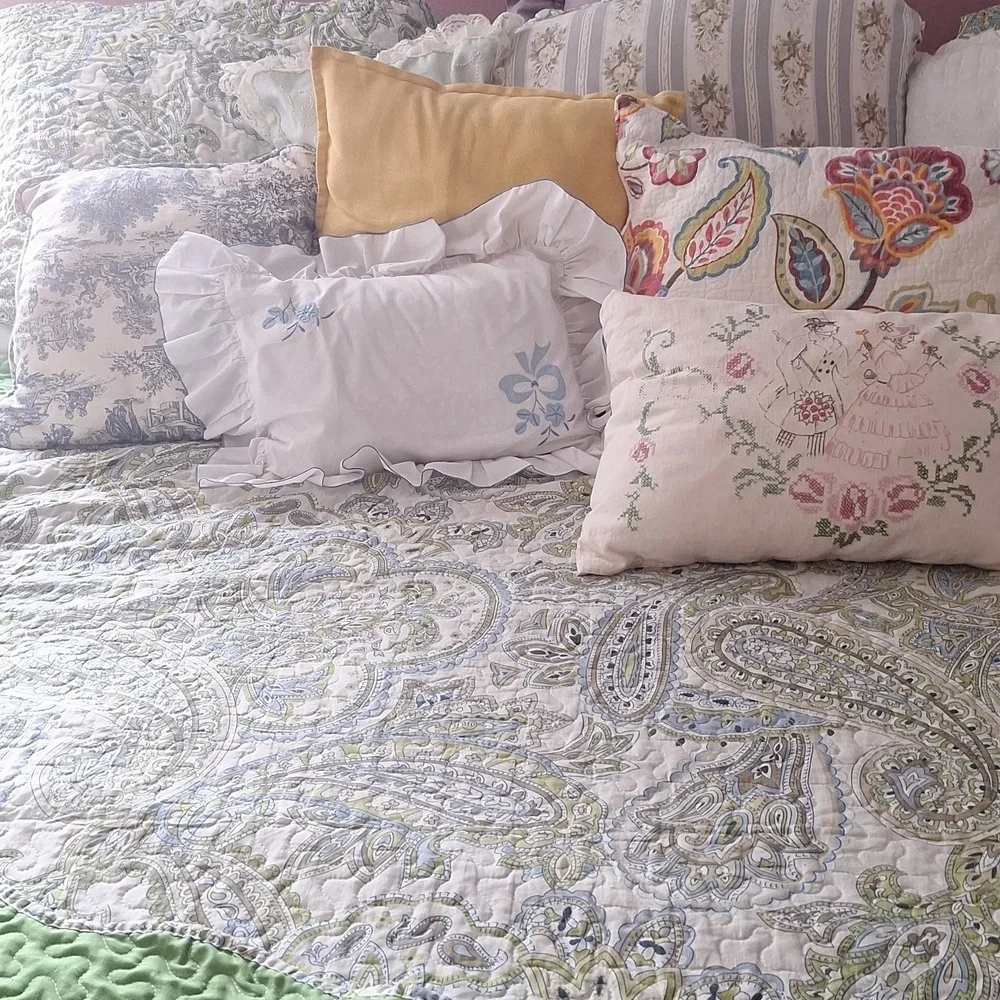 Brandream Green Paisley Patterned Quilt & 2 Yellow Pillows
